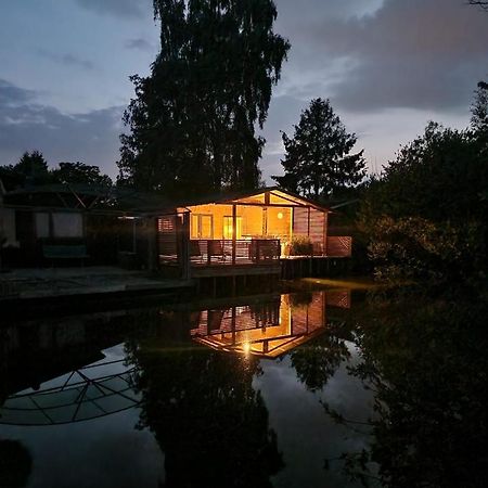 Rustig Gelegen Chalet Solvo Met Terras Aan Het Water Geel Exteriér fotografie