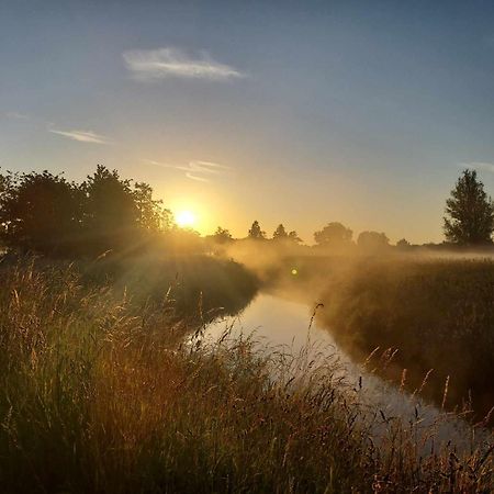 Rustig Gelegen Chalet Solvo Met Terras Aan Het Water Geel Exteriér fotografie