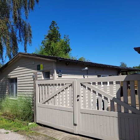 Rustig Gelegen Chalet Solvo Met Terras Aan Het Water Geel Exteriér fotografie