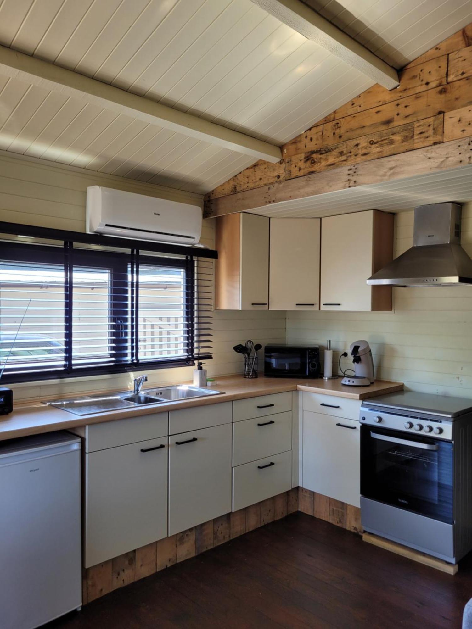 Rustig Gelegen Chalet Solvo Met Terras Aan Het Water Geel Exteriér fotografie