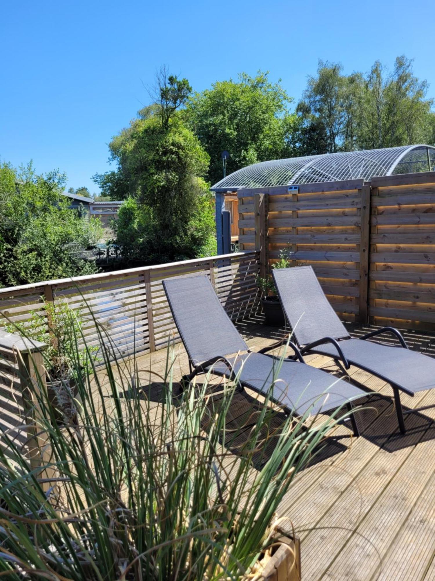 Rustig Gelegen Chalet Solvo Met Terras Aan Het Water Geel Exteriér fotografie